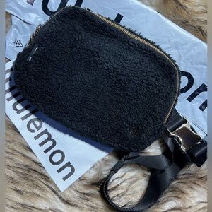 Lululemon Balck Fleece Belt Bag 2L